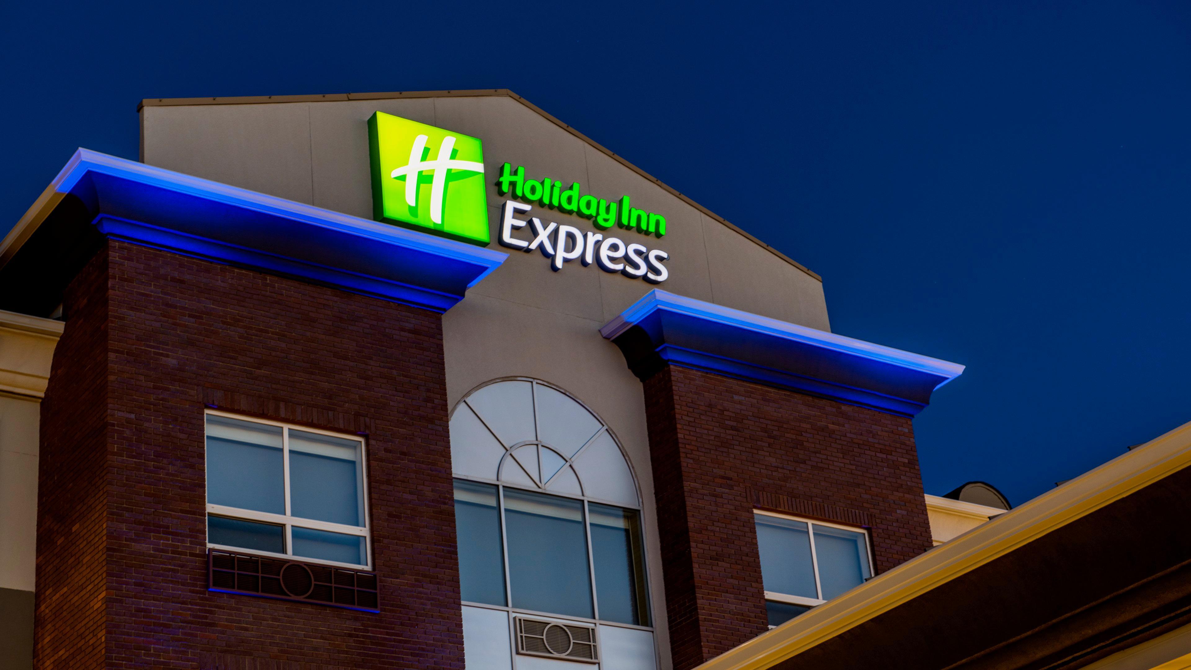 Holiday Inn Express Airdrie By Ihg Exterior photo