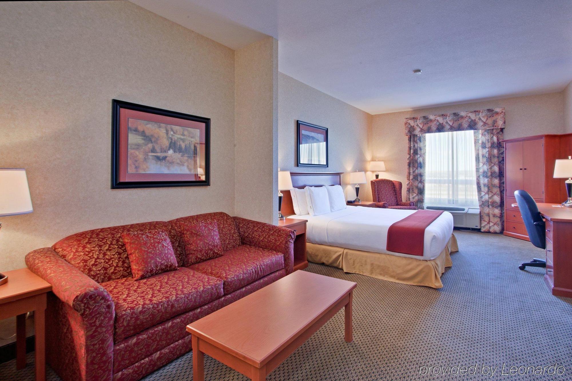 Holiday Inn Express Airdrie By Ihg Room photo