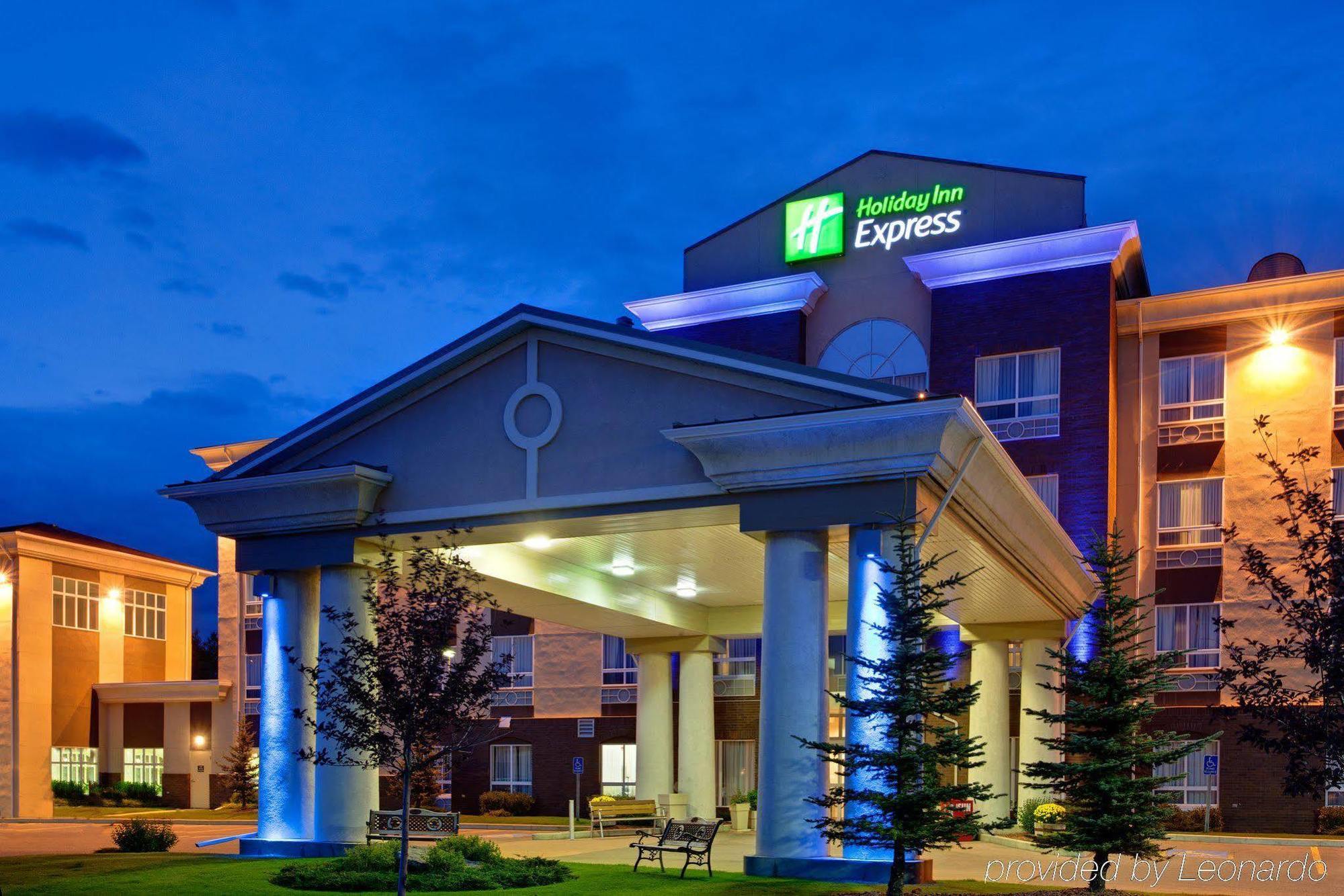 Holiday Inn Express Airdrie By Ihg Exterior photo