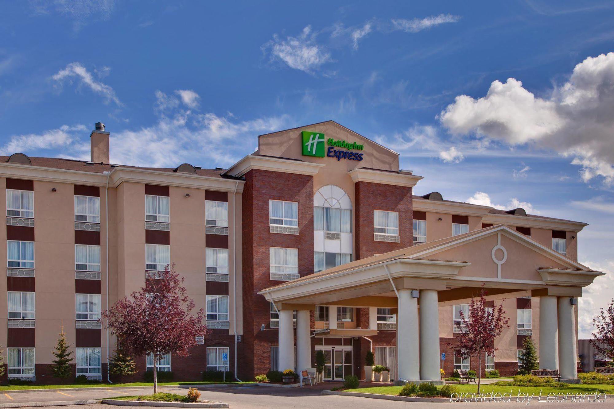 Holiday Inn Express Airdrie By Ihg Exterior photo