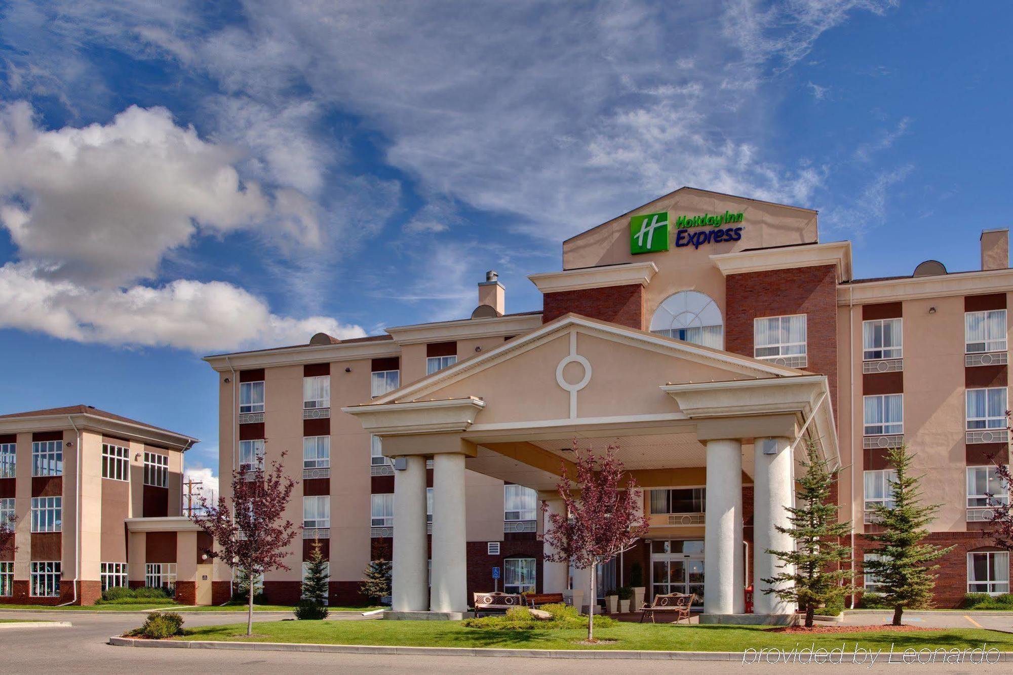 Holiday Inn Express Airdrie By Ihg Exterior photo