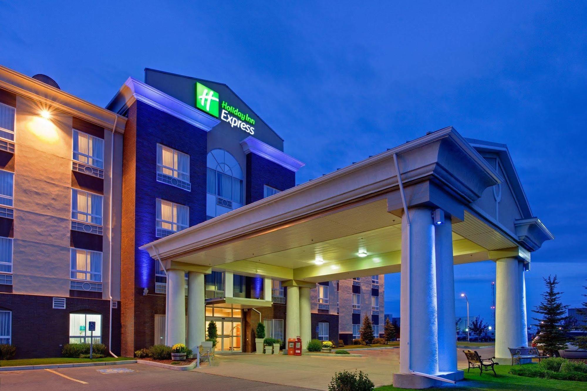 Holiday Inn Express Airdrie By Ihg Exterior photo